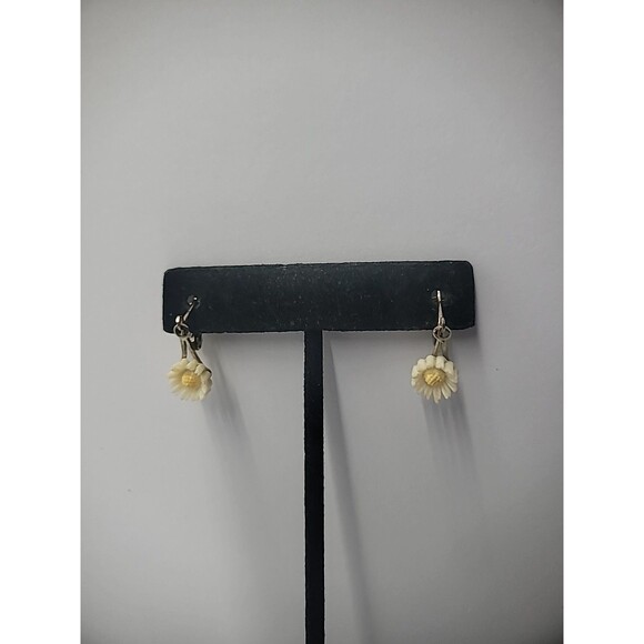 Vintage Earrings Clip On Gold Tone Daisy Flowers Dainty Small Jewelry Costume - Picture 4 of 12